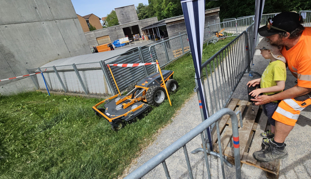 Abb.1: Mit dem ferngesteuerten Rasenmäher einen Parcours absolvieren